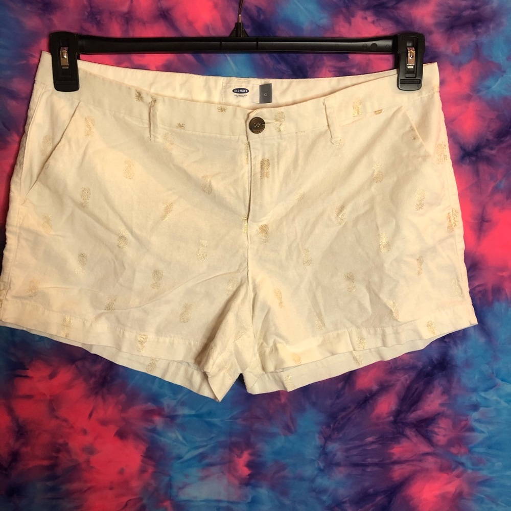 🦋Old Navy shorts with gold pineapple design